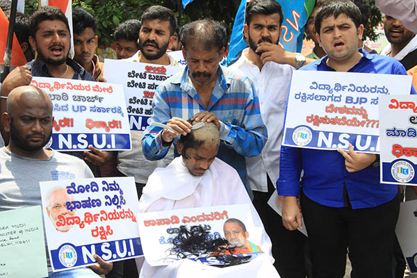 ಬನಾರಸ್ ವಿವಿ ಹಿಂಸಾಚಾರ ಖಂಡಿಸಿ ಎನ್‌ಎಸ್‌ಯುಐ ಕಾರ್ಯಕರ್ತರಿಂದ ಪ್ರತಿಭಟನೆ